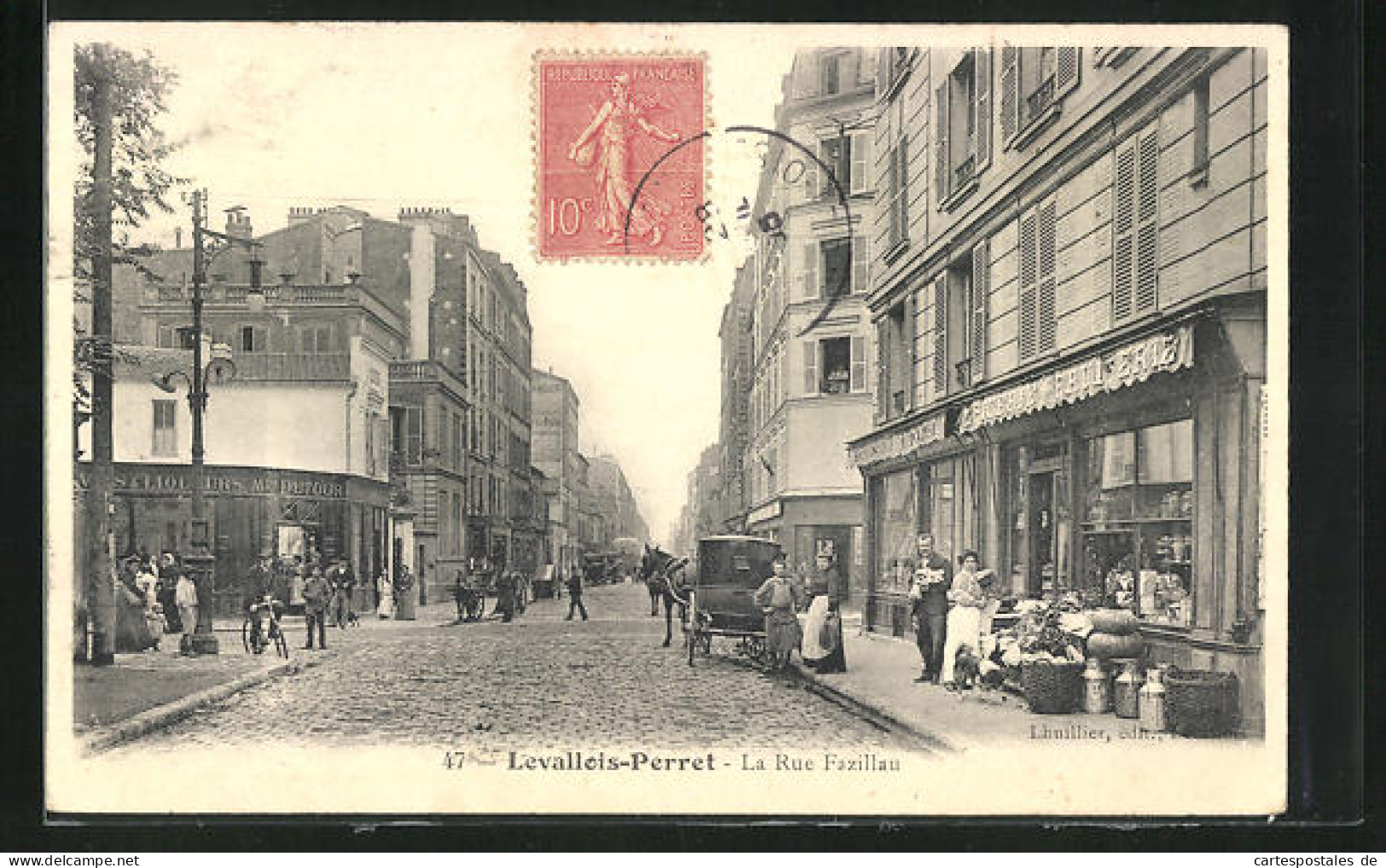 CPA Levallois-Perret, La Rue Fazillau, Vue De La Rue Avec Commercesn  - Levallois Perret