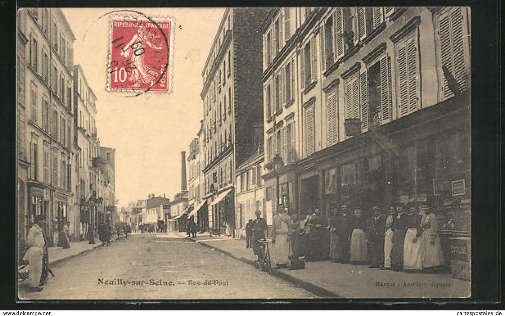 CPA Neuilly-sur-Seine, Rue Du Pont, Vue De La Rue Avec Commercesn  - Neuilly Sur Seine