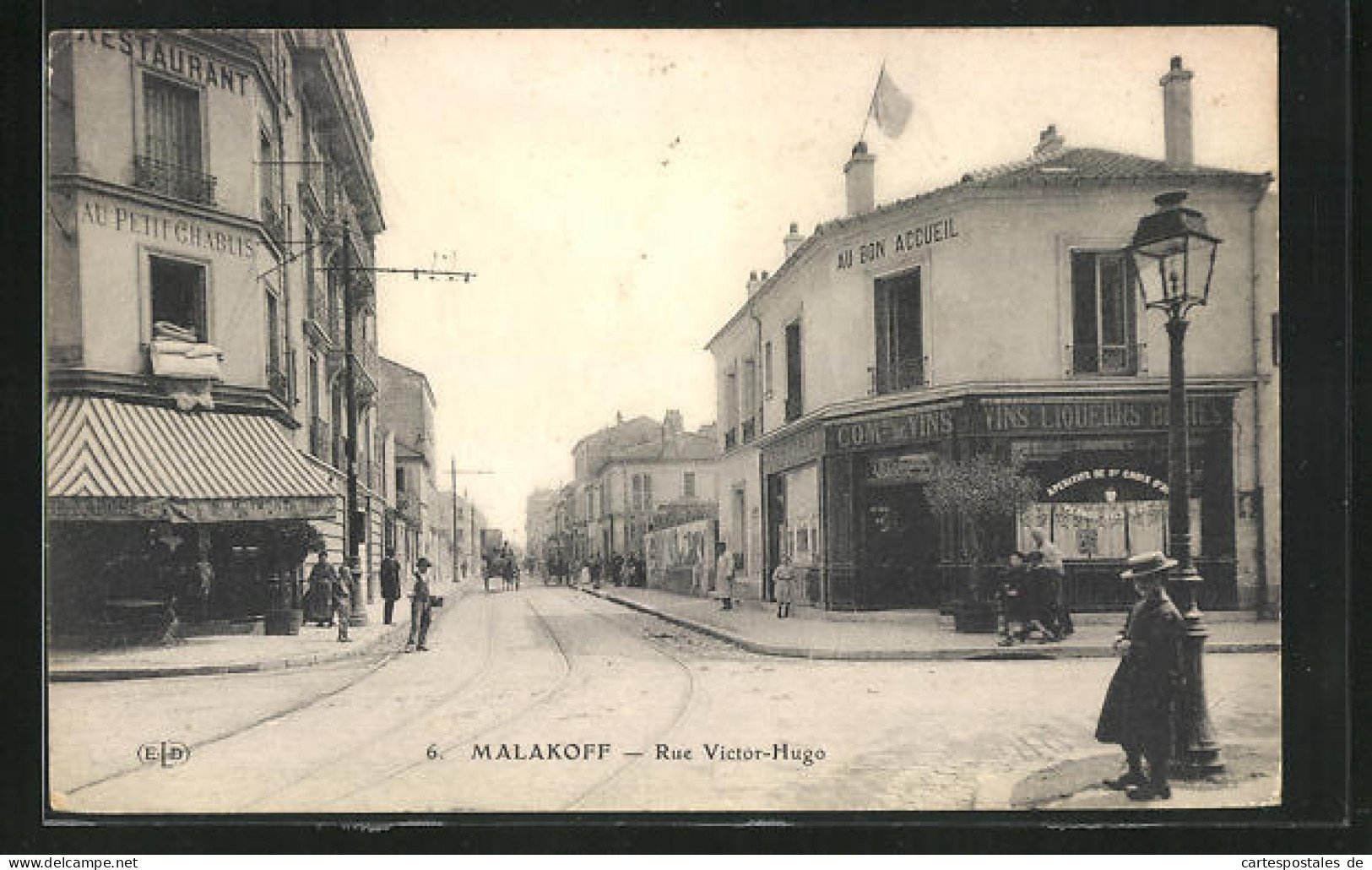 CPA Malakoff, Rue Victor-Hugo, Vue De La Rue Avec Des Passants  - Malakoff