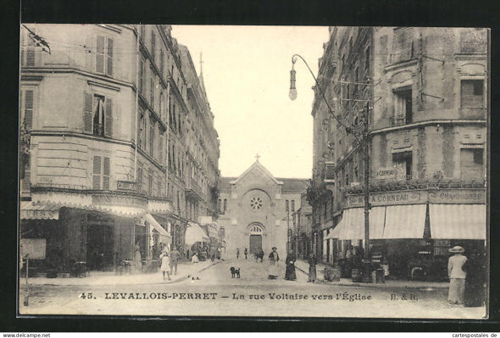 CPA Levallois-Perret, La Rue Voltaire Vers L'Eglise  - Levallois Perret