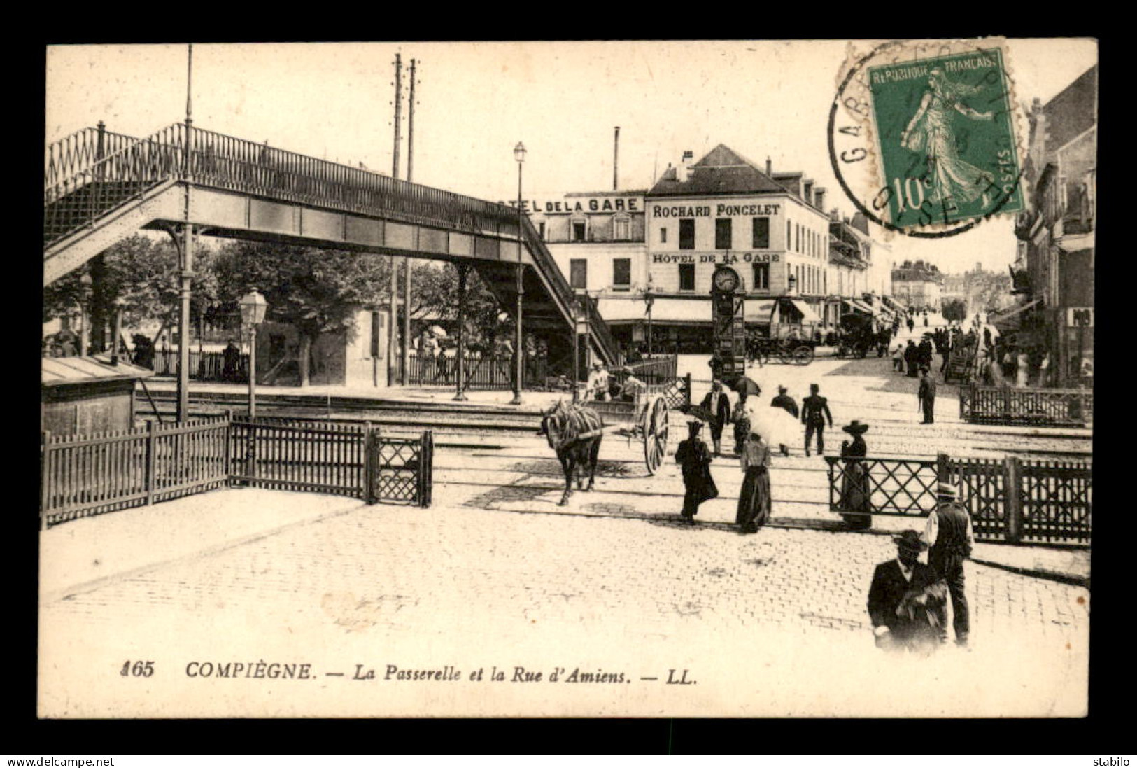 60 - COMPIEGNE - LA PASSERELLE ET LA RUE D'AMIENS - PASSAGE A NIVEAU - Compiegne