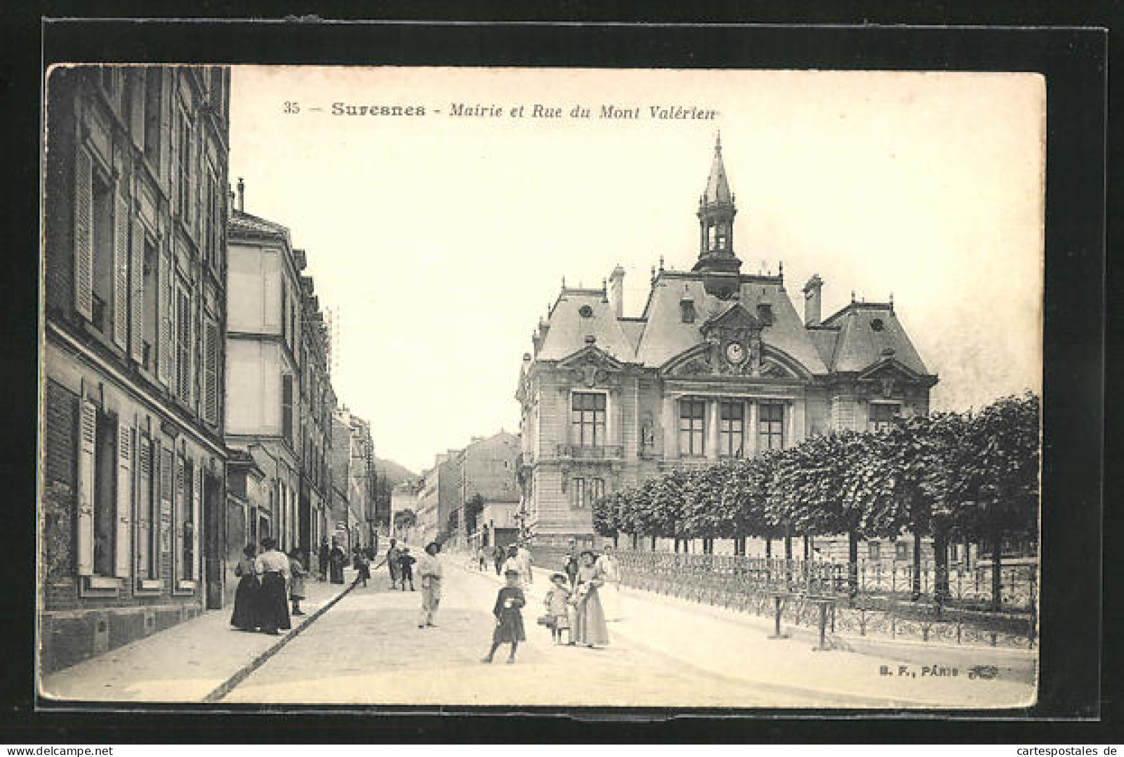CPA Suresnes, Mairie Et Rue Du Mont Valérien  - Suresnes