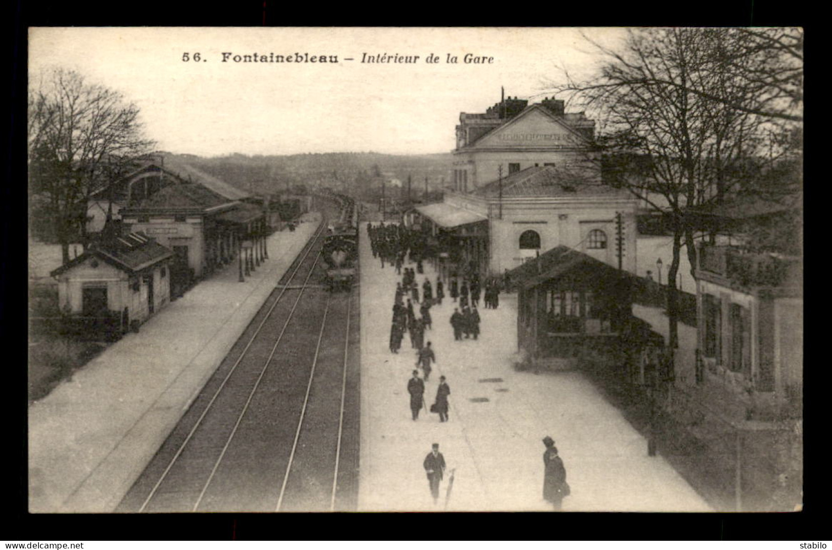 77 - FONTAINEBLEAU - TRAIN EN GARE DE CHEMIN DE FER - Fontainebleau