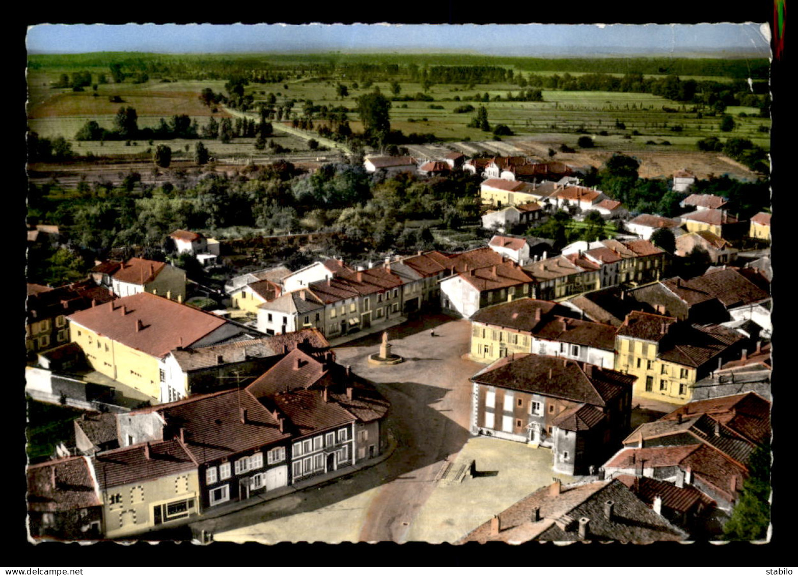 55 - DAMVILLERS - VUE AERIENNE - PLACE GERARD - Damvillers