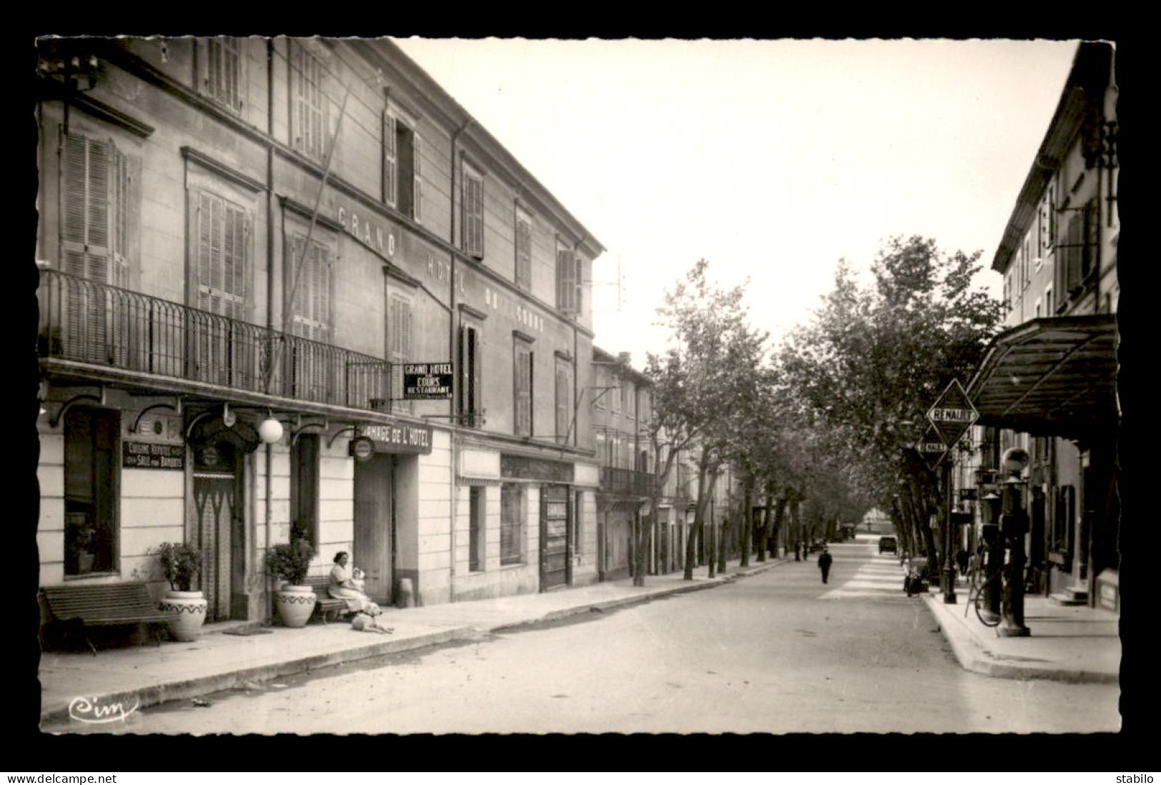 84 - PERTUIS - LE COURS - GARAGE RENAULT - POMPE A ESSENCE - GRAND HOTEL DU COURS - Pertuis