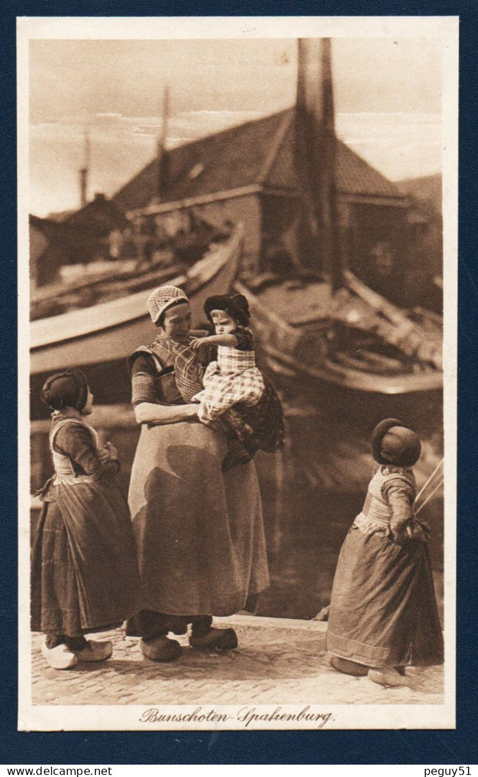 Bunschoten-Spakenburg. Fusion Des 2 Villages. Hommes, Femmes Et Enfants. Costumes Et Sabots Traditionnels. Lot 4 Cartes - Bunschoten