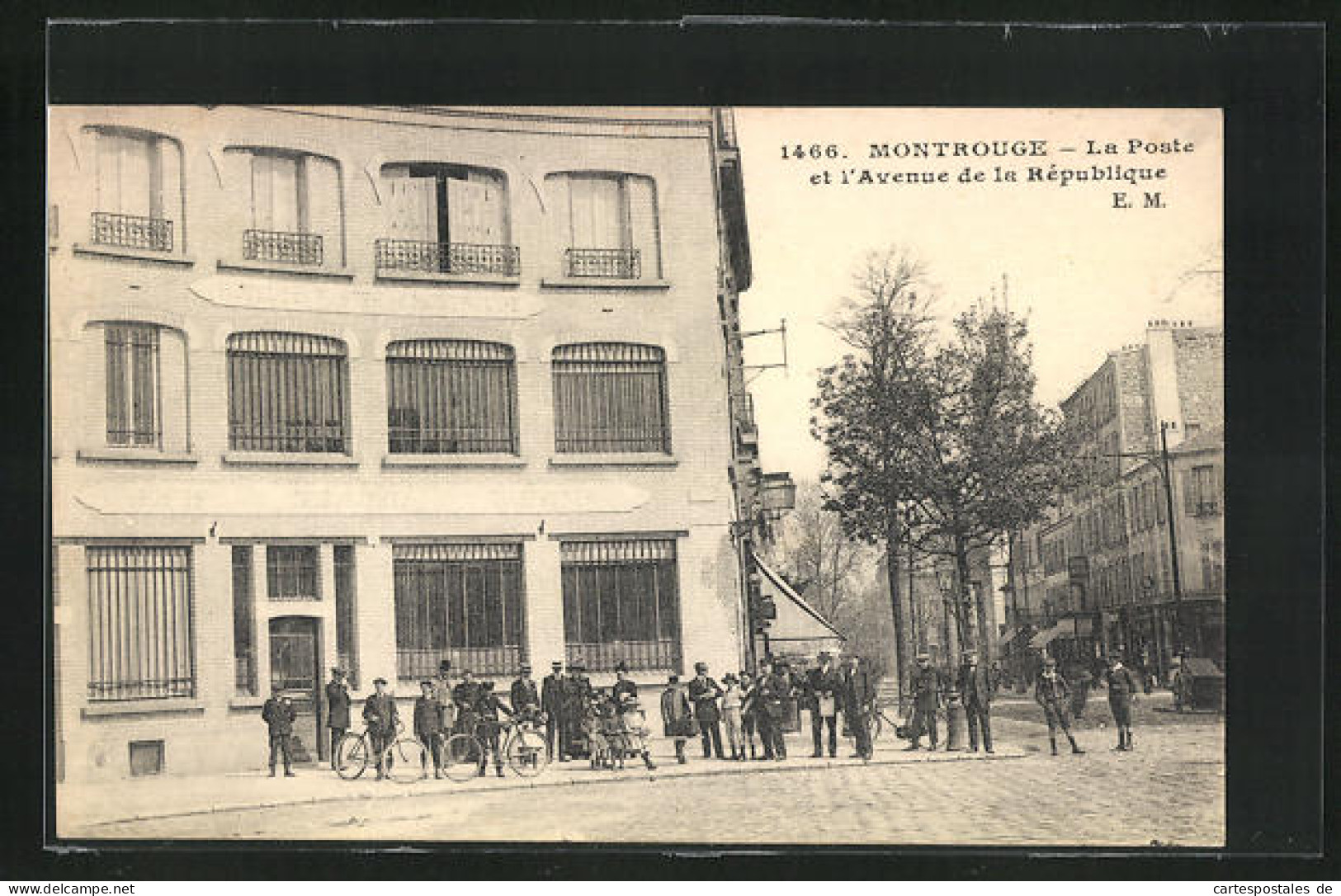 CPA Montrouge, La Poste Et L'Avenue De La Republique  - Montrouge