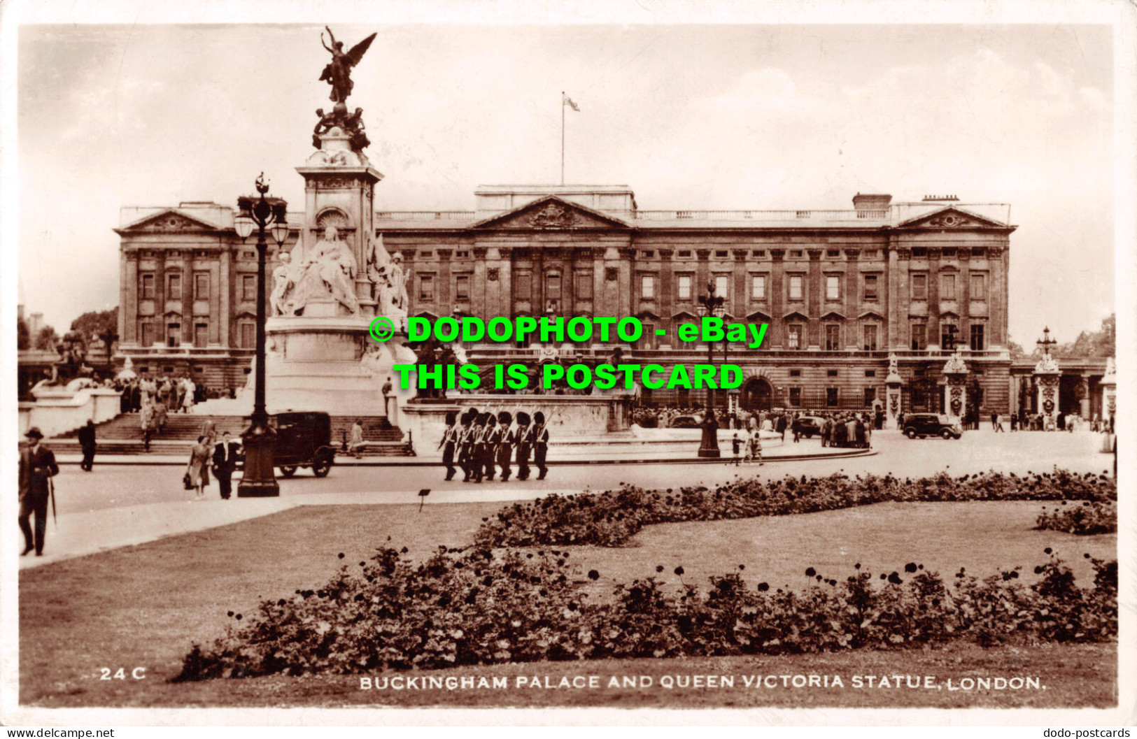 R508812 24C. Buckingham Palace And Queen Victoria Statue. London. 1956. RP - Sonstige & Ohne Zuordnung