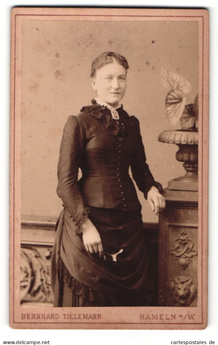 Fotografie Berhard Tielemann, Hameln / W., Portrait Dame Im Schwarzen Kleid  - Personnes Anonymes