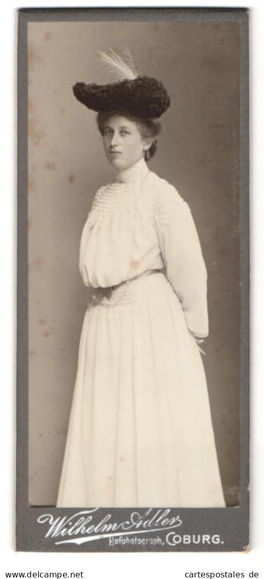 Fotografie Wilhelm Adler, Coburg, Portrait Dame Im Weissen Kleid Mit Hut  - Anonymous Persons