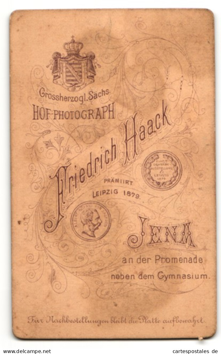 Fotografie Friedrich Haack, Jena, Portrait Modisch Gekleideter Herr Am Tisch Sitzend  - Anonymous Persons