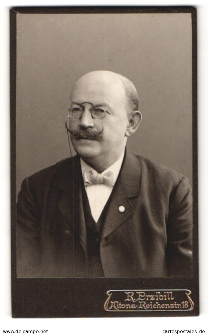 Fotografie R. Przibill, Hamburg-Altona, Portrait Herr Mit Zwicker Im Anzug  - Anonymous Persons