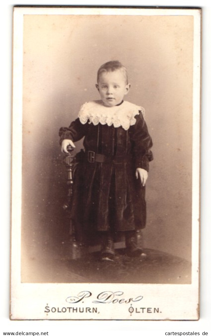 Fotografie P. Does, Solothurn, Portrait Mädchen Im Kleidchen Mit Gürtel  - Anonymous Persons