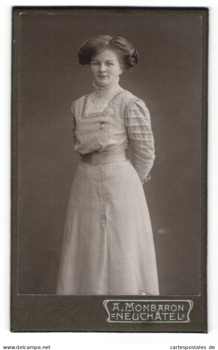 Fotografie A. Monbaron, Neuchatel, Portrait Schöne Frau Im Weissen Kleid  - Personnes Anonymes