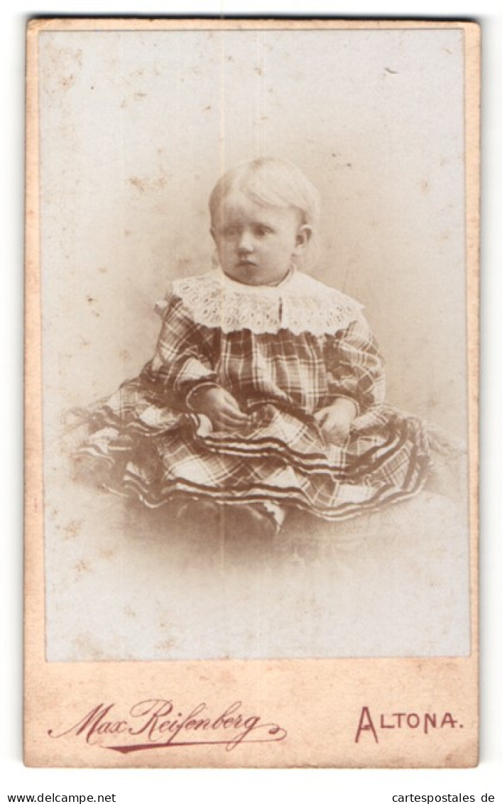 Fotografie Max Reifenberg, Hamburg-Altona, Portrait Niedliches Kleinkind Im Kleidchen  - Anonymous Persons