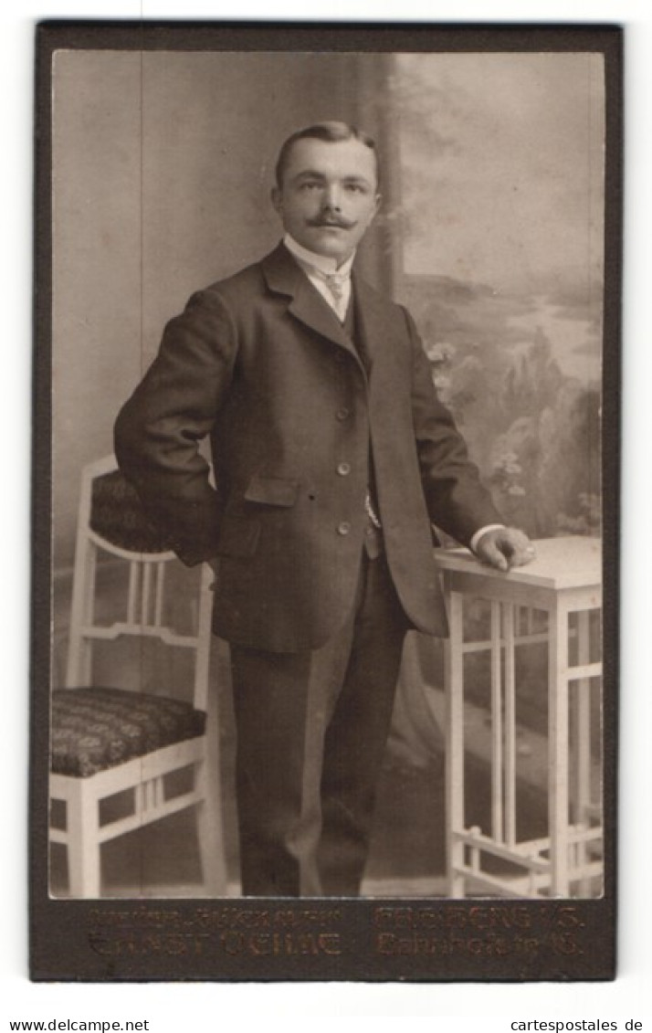 Fotografie Ernst Oehme, Freiberg I / S, Portrait Elegant Gekleideter Herr An Tisch Gelehnt  - Anonieme Personen