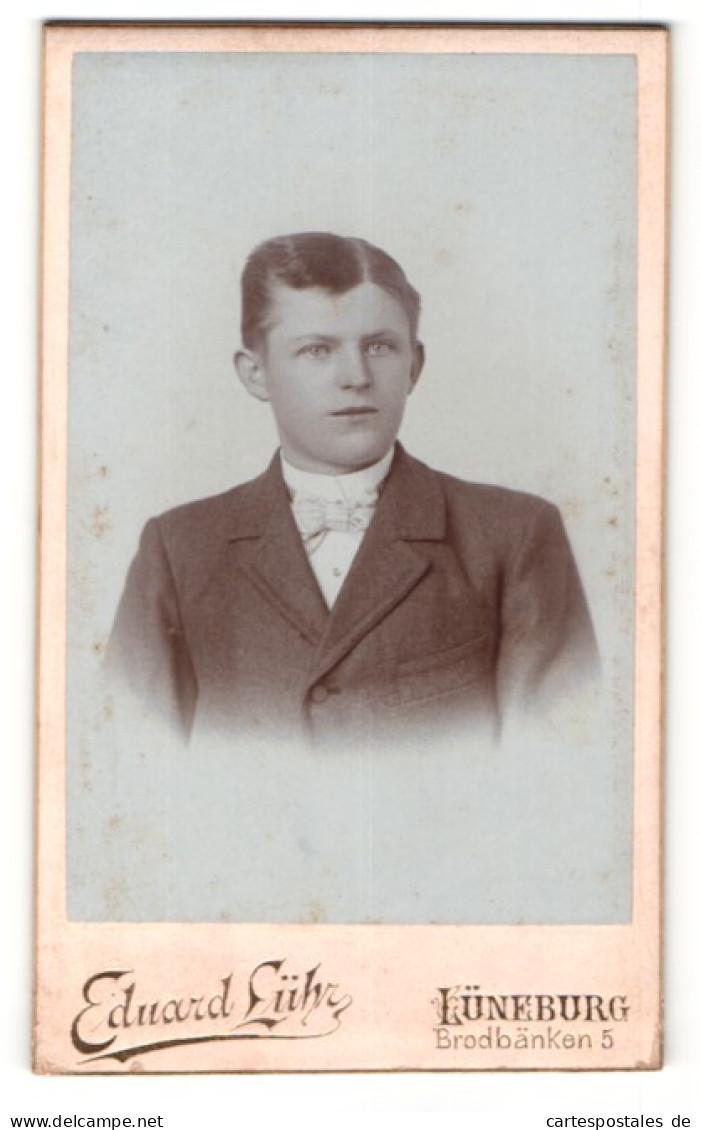 Fotografie Eduard Lühr, Lüneburg, Portrait Junger Mann Im Anzug Mit Fliege  - Anonieme Personen