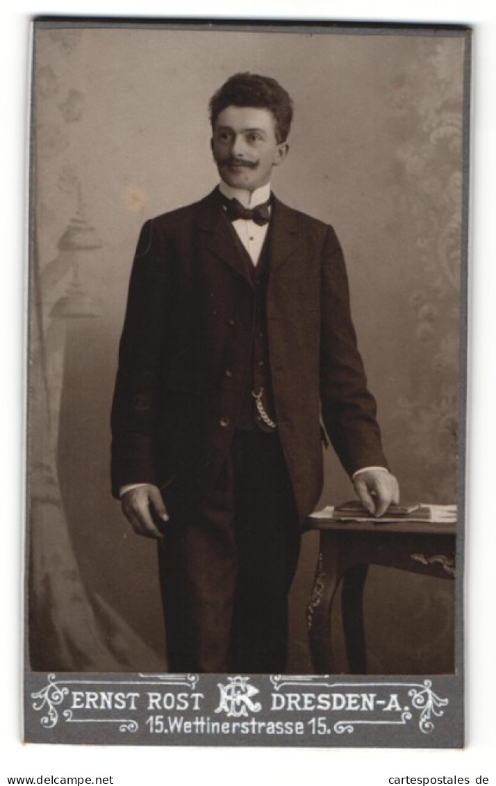 Fotografie Ernst Rost, Dresden-A, Portrait Elegant Gekleideter Herr An Tisch Gelehnt  - Anonieme Personen