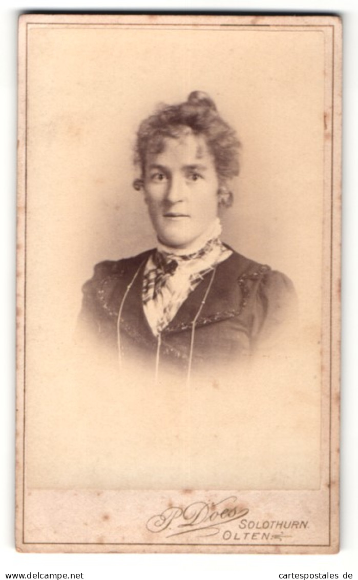 Fotografie P. Does, Solothurn, Portrait Bürgerliche Dame Mit Hochgestecktem Haar  - Anonieme Personen