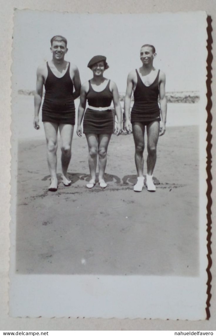 Carte Postale - Femme Et Deux Hommes En Maillot De Bain. - Fotografie