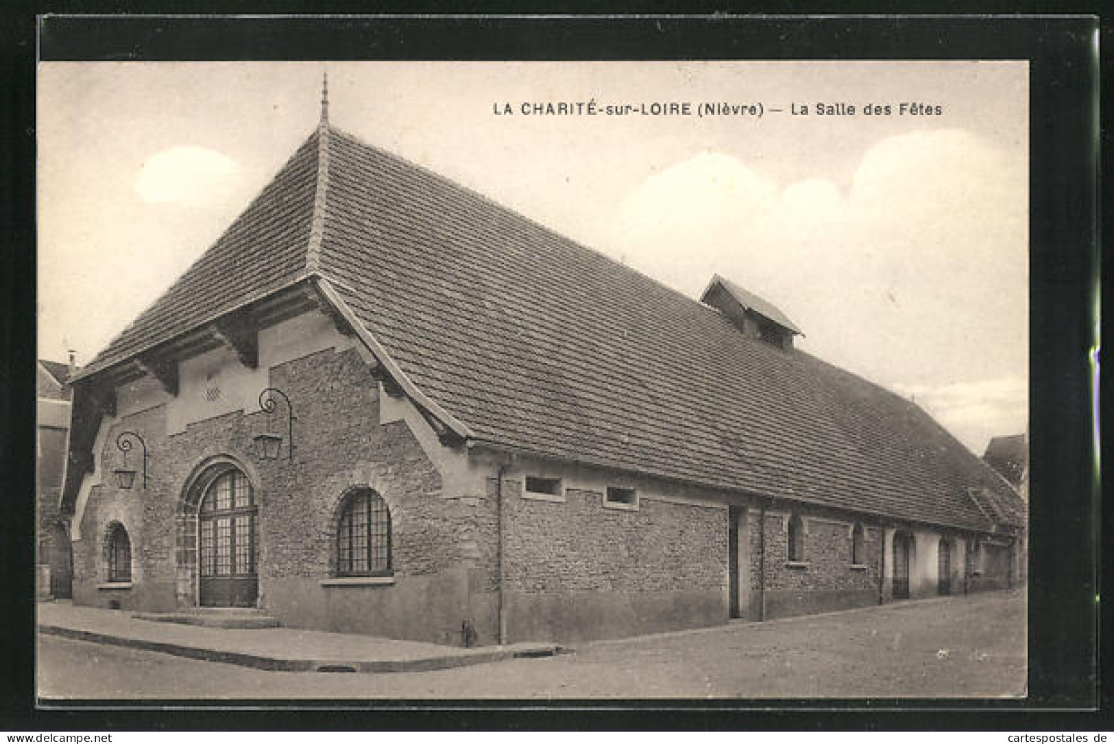 CPA La Charite-sur-Loire, La Salle Des Fetes  - Autres & Non Classés