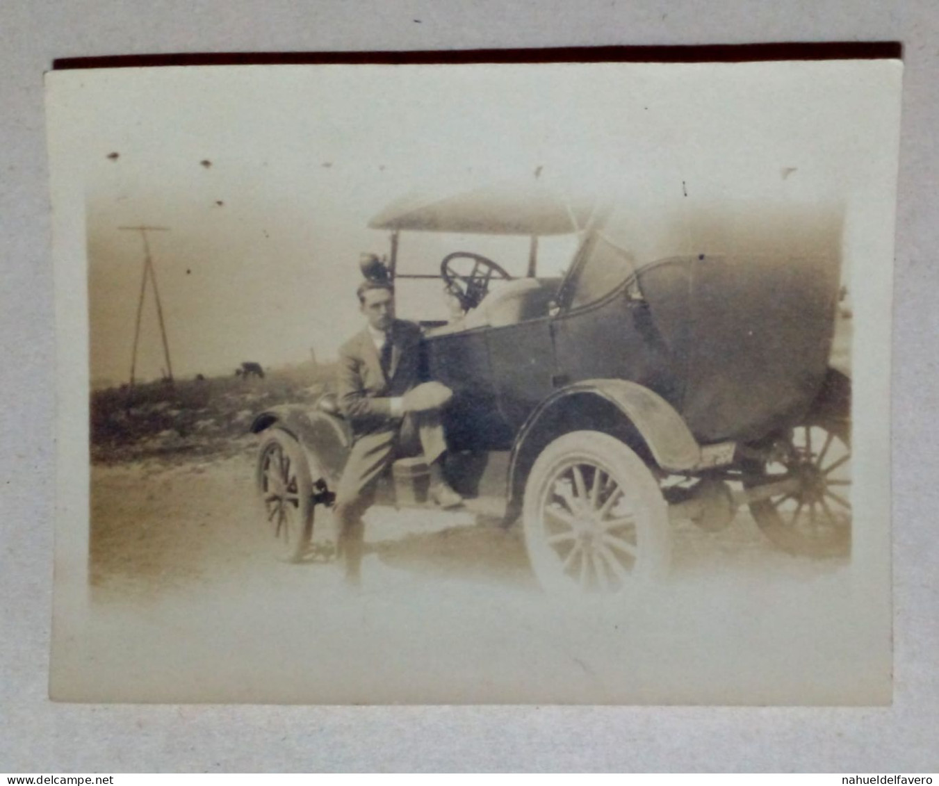 Photographie - Homme Et Sa Voiture. - Coches