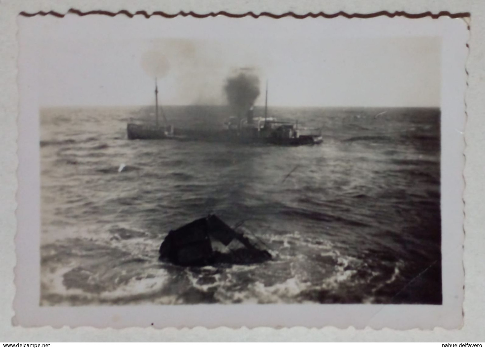 Photographie - Navire Naviguant Le Long De La Côte. - Barcos