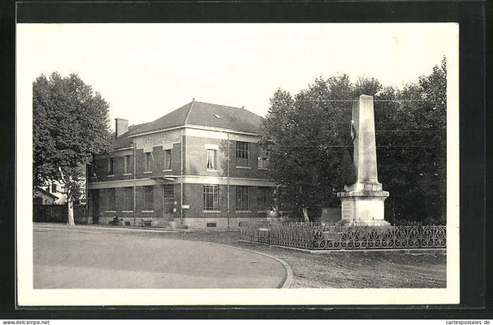 CPA Louhans, Monument De 1870 Et Poste  - Louhans