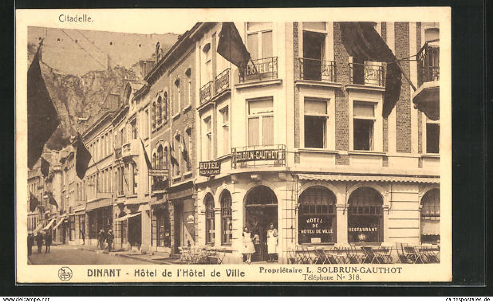 AK Dinant, Hôtel De L`Hôtel De Ville, Im Hintergrund Zitadelle  - Dinant