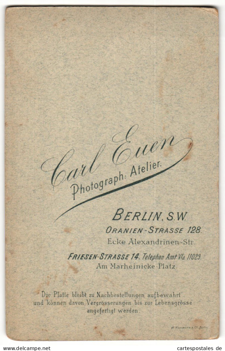 Fotografie Carl Euen, Berlin-SW, Portrait Sitzendes Kleinkind Im Weissen Hemd Mit Nackigen Füssen  - Anonyme Personen