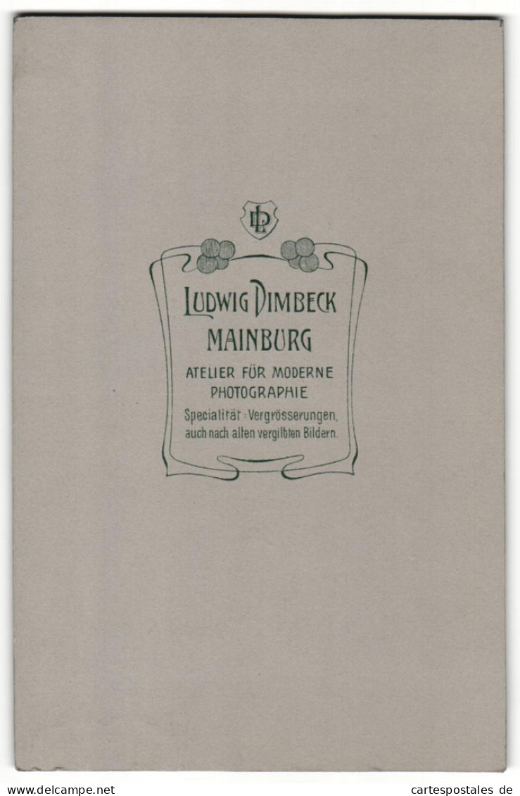 Fotografie Ludwig Dimbeck, Mainburg, Portrait Sitzende Dame Im Schwarzen Kleid Mit Buch  - Anonyme Personen