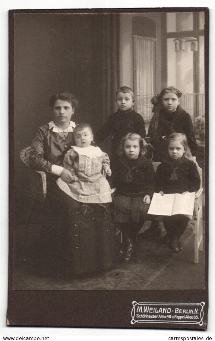 Fotografie M. Weiland, Berlin-N, Portrait Sitzende Dame In Hübscher Kleidung Mit Fünf Kindern  - Personas Anónimos