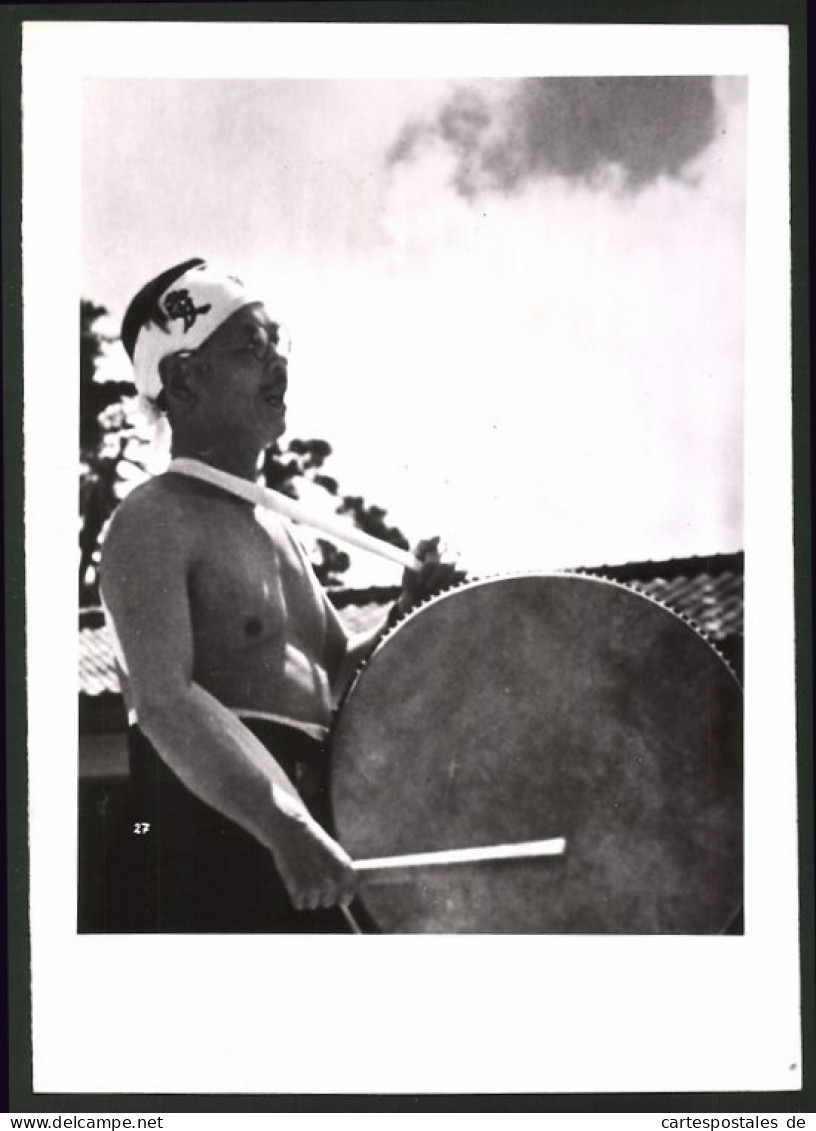 Fotografie Motiv Aus Dem Film Das Neue Asien, Trommler Der Shuji-Dan-Bewegung  - Berühmtheiten
