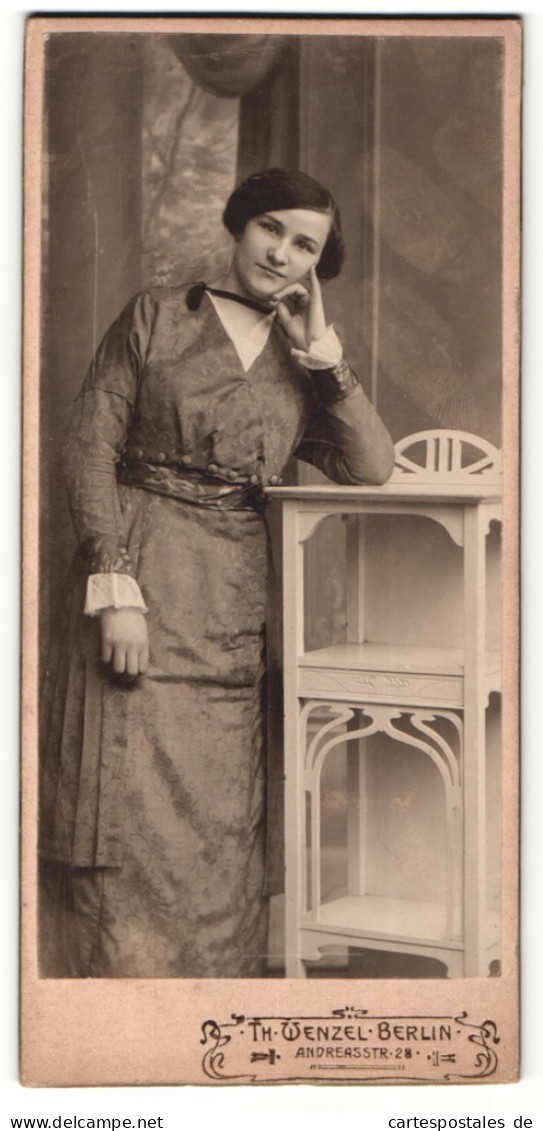 Fotografie Th. Wenzel, Berlin, Portrait Modisch Gekleidete Dame Mit Aufgestütztem Kopf  - Anonymous Persons