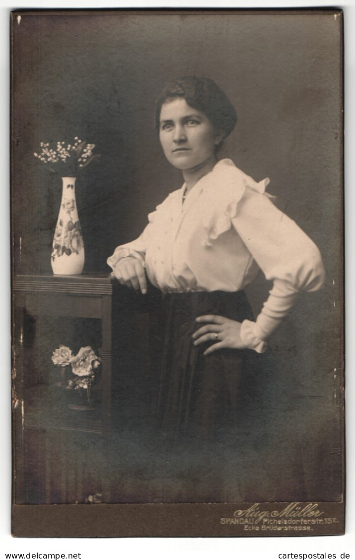 Fotografie Aug. Müller, Berlin-Spandau, Portrait Junge Dame In Zeitgenössischer Kleidung  - Anonymous Persons