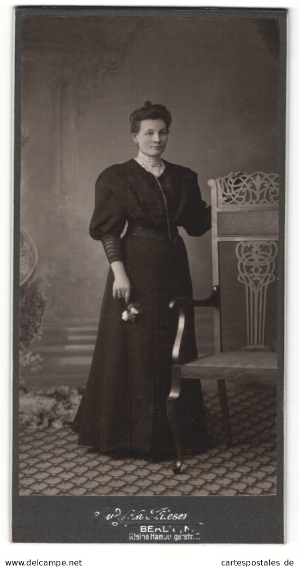 Fotografie Rudolph Thiesen, Berlin-N, Portrait Bürgerliche Dame Mit Blume An Stuhl Gelehnt  - Anonymous Persons