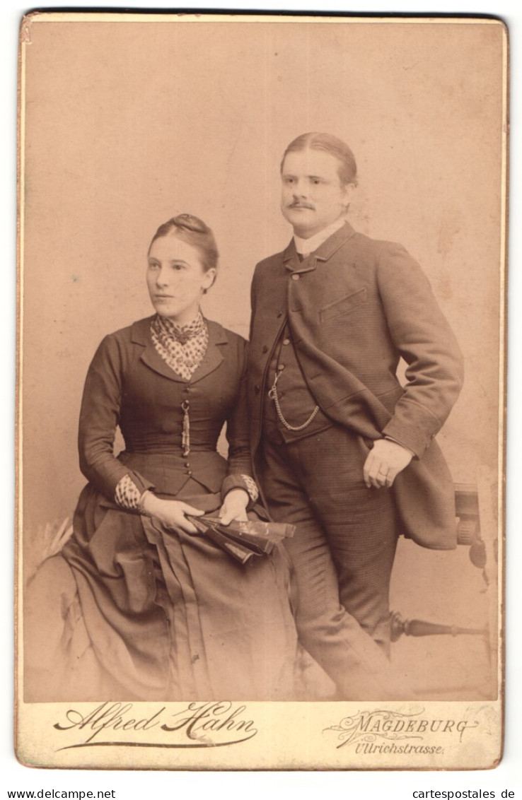 Fotografie Alfred Hahn, Magdeburg, Portrait Charmantes Junges Paar In Eleganter Kleidung  - Anonymous Persons