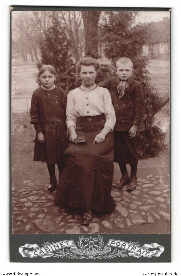 Fotografie Cabinet Portrait, Ort Unbekannt, Sitzende Dame In Weisser Bluse Mit Stehendem Kleinen Jungen Und Mädchen  - Anonymous Persons
