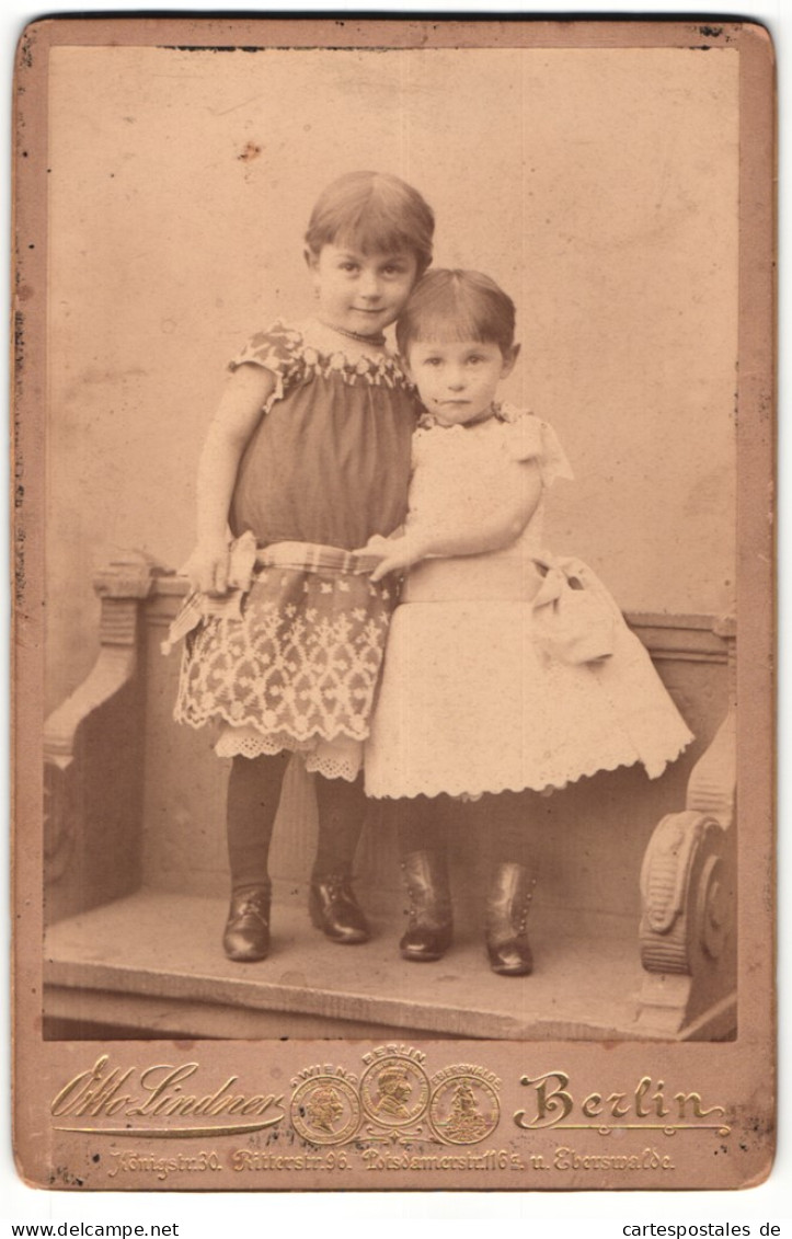 Fotografie Otto Lindner, Berlin, Portrait Zwei Hübsch Gekleidete Mädchen Auf Bank Stehend  - Anonieme Personen