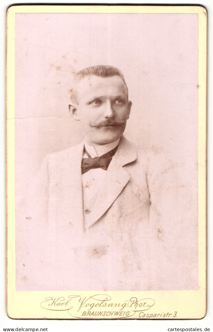 Fotografie Karl Vogelsang, Braunschweig, Portrait Elegant Gekleideter Herr Mit Schnurrbart  - Anonieme Personen