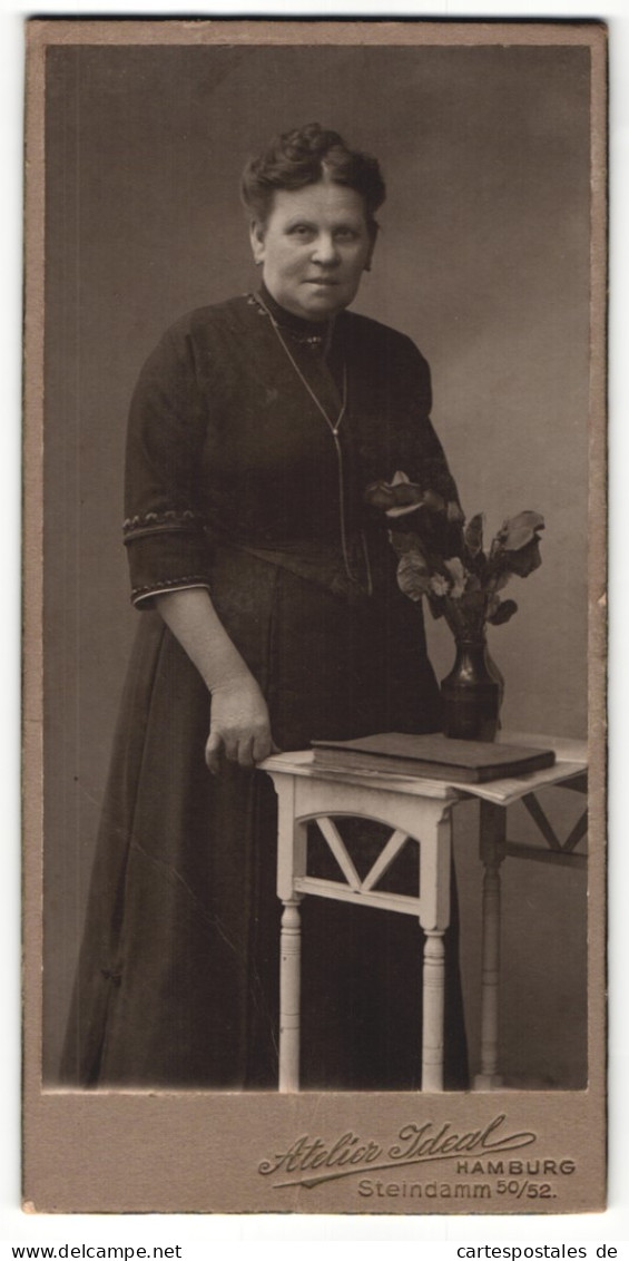 Fotografie Atelier Ideal, Hamburg, Portrait ältere Dame Im Schwarzen Kleid An Tisch Gelehnt  - Anonieme Personen