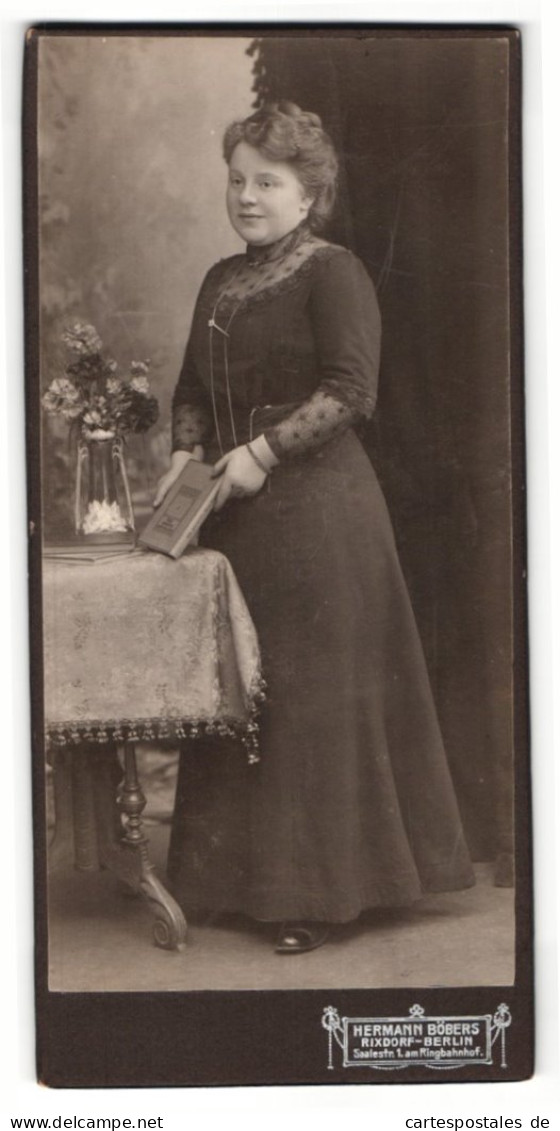 Fotografie H. Böbers, Berlin-Rixdorf, Portrait Bürgerliche Dame Mit Buch An Tisch Gelehnt  - Anonieme Personen