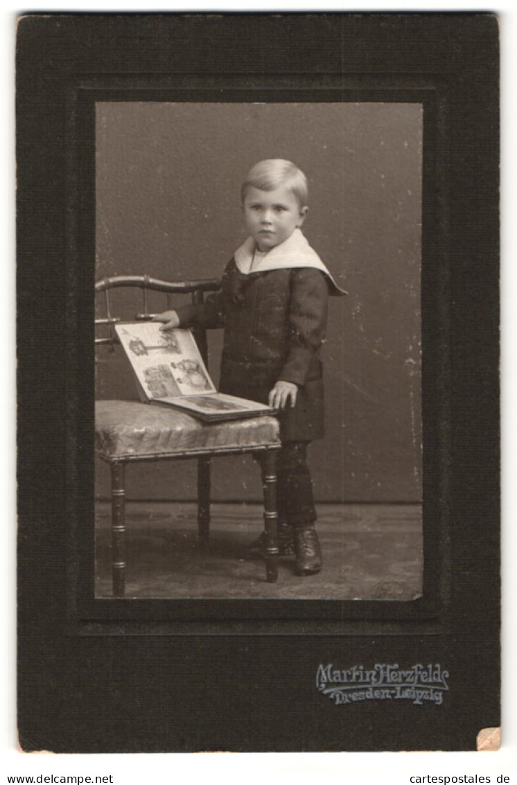Fotografie Martin Herzfeld, Dresden, Portrait Kleiner Junge Im Matrosenanzug Mit Bilderbuch  - Anonieme Personen