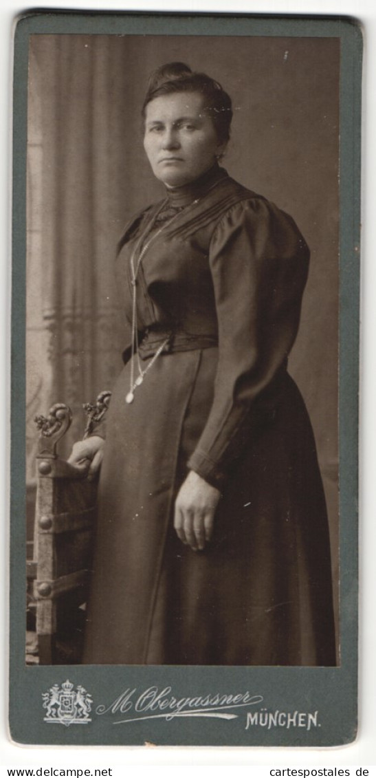 Fotografie M. Obergassner, München, Portrait ältere Dame Im Eleganten Kleid Mit Puffärmeln  - Anonieme Personen