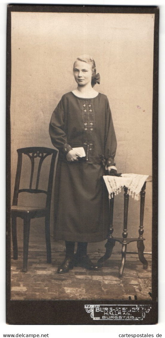 Fotografie Burg-Atelier, Halle A / S., Portrait Junge Dame In Modischer Kleidung Mit Buch  - Anonieme Personen