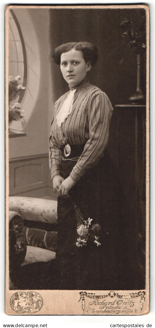 Fotografie Richard Opitz, Potsdam, Portrait Junge Dame In Modischer Kleidung Mit Blumen  - Anonieme Personen