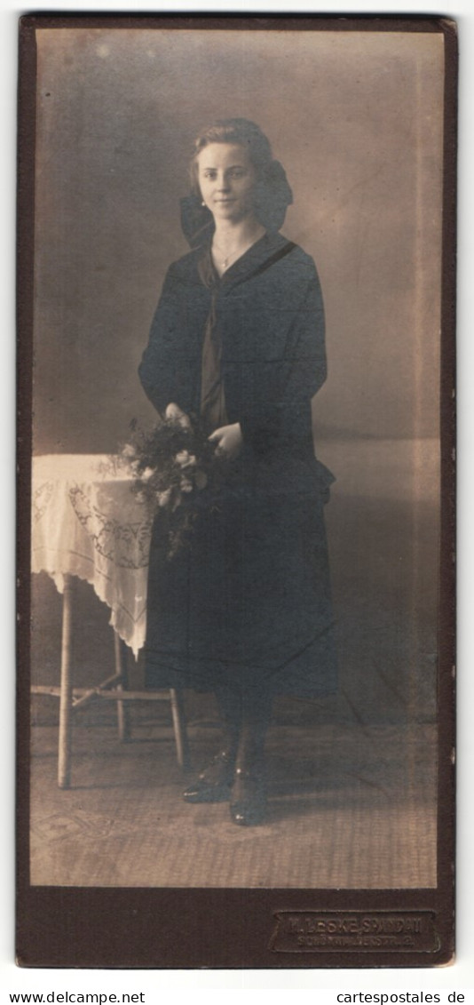 Fotografie H. Leske, Berlin-Spandau, Portrait Junge Dame Im Schwarzen Kleid Mit Blumenstrauss  - Anonieme Personen