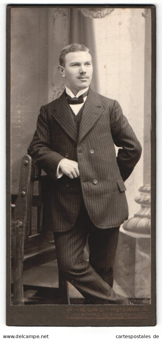 Fotografie W. Lau, Hartha, Portrait Charmanter Herr Im Anzug Mit Krawatte  - Anonieme Personen