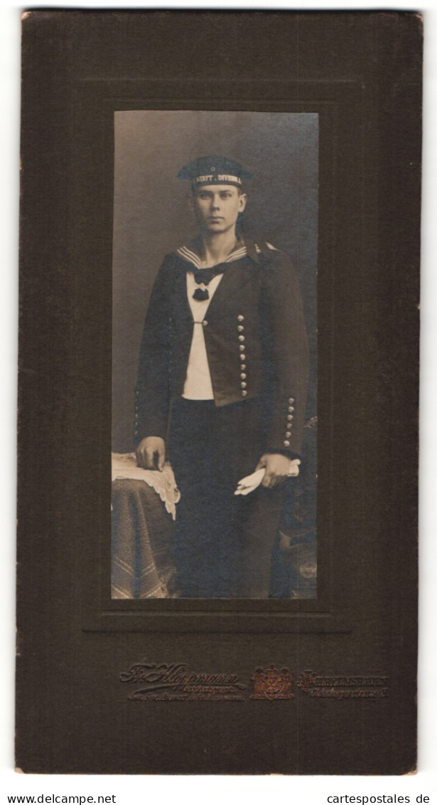 Fotografie F. Kloppmann, Wilhelmshaven, Portrait Matrosen In Uniform Mit Mützenband Und Handschuhen  - Personnes Anonymes