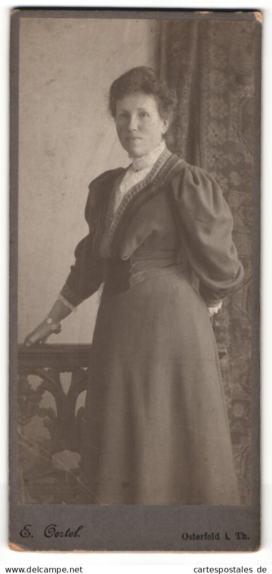 Fotografie E. Oertel, Osterfeld I. Th., Portrait Modisch Gekleidete Dame An Geländer Gelehnt  - Anonieme Personen